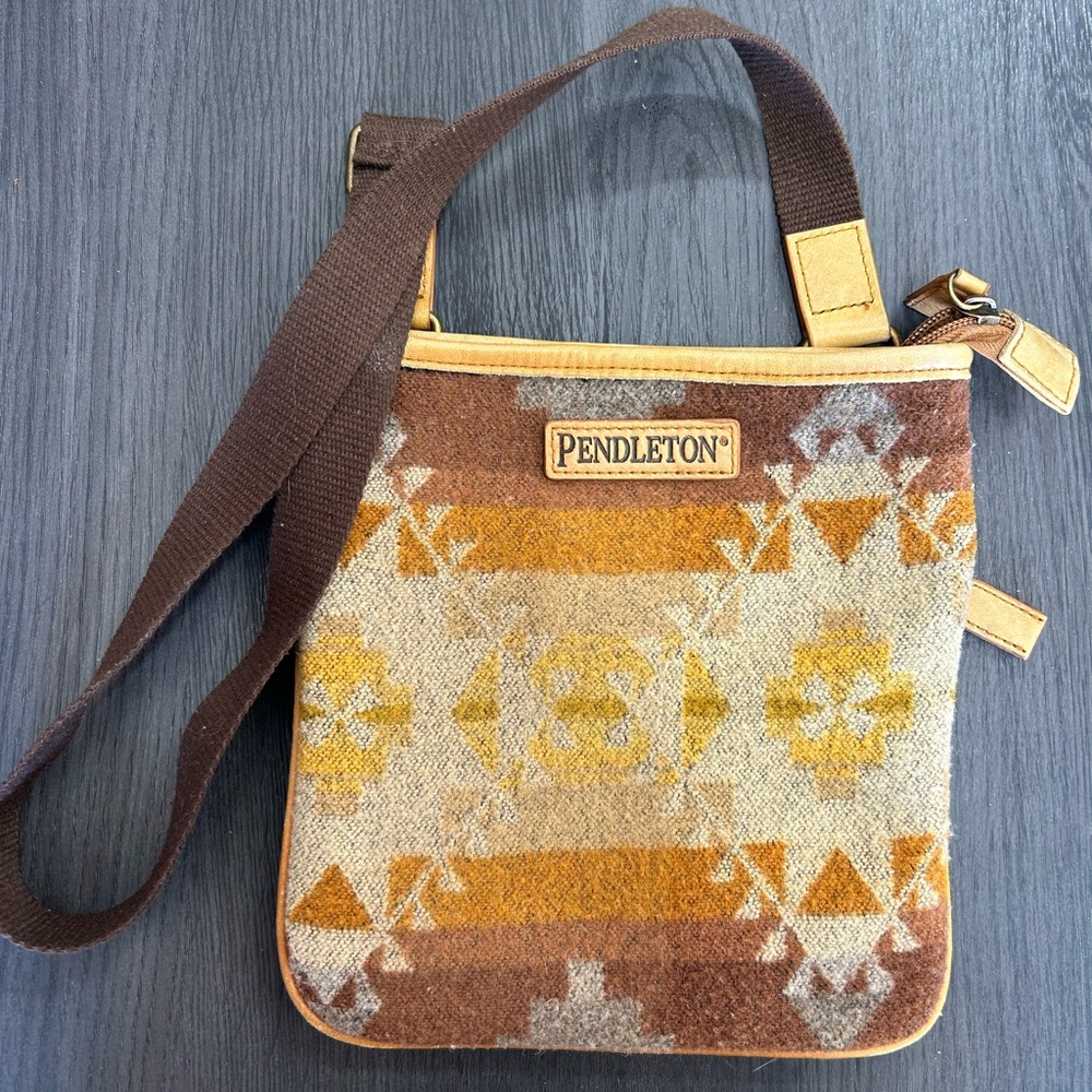Pendleton women’s small cross body, 3 zipper, 3 pouch. Wool